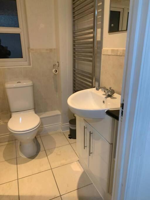 3 Bedroom Home Near Windsor Castle, Legoland, & Heathrow Slough Exteriör bild