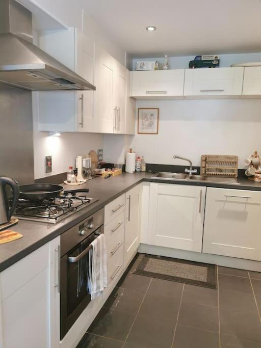 3 Bedroom Home Near Windsor Castle, Legoland, & Heathrow Slough Exteriör bild